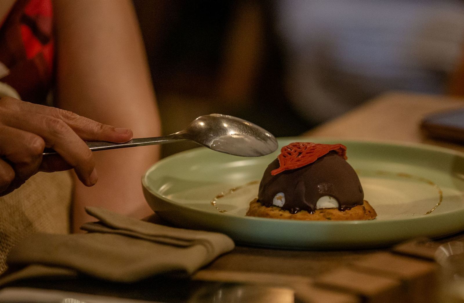 Postre de chocolate servido en la mesa